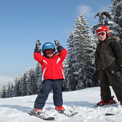 2 enfants sur les pistes de ski