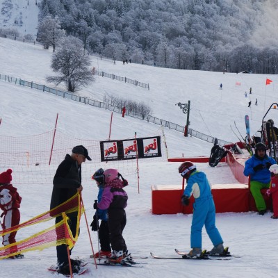 Station de ski rouge gazon